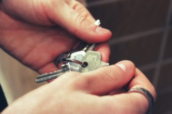 come funziona e chi paga l'assicurazione casa in caso di affitto